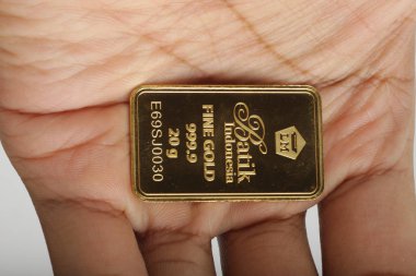 Pt Antam Endonezya tarafından üretilen Batik Sekar Jagat desenli özelleştirilmiş altın külçesi (Jakarta, 21 Mart 2019)