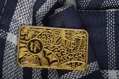 Pt Antam Endonezya tarafından üretilen Batik Sekar Jagat desenli özelleştirilmiş altın külçesi (Jakarta, 21 Mart 2019)