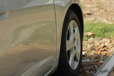 Park halindeki bir arabanın yan görüntüsü