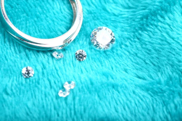 고립된 다이아몬드가 반지를 가까이 — 스톡 사진