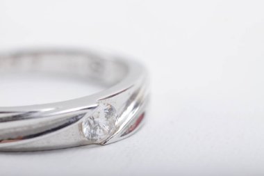 İzole edilmiş beyaz bir arkaplanda elmaslı beyaz altın nişan yüzüğü.