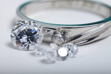 İzole edilmiş beyaz bir arkaplanda elmaslı beyaz altın nişan yüzüğü.