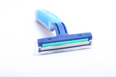 Çift bıçaklı mavi tıraş makinesi, beyaz izole bir arka planda çekim yap.