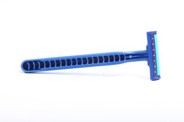 Çift bıçaklı mavi tıraş makinesi, beyaz izole bir arka planda çekim yap.