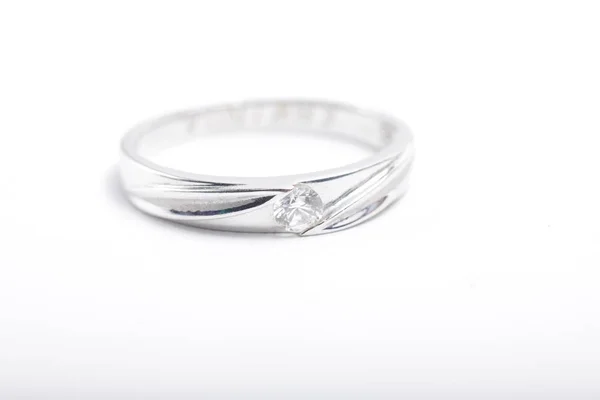 Zole Edilmiş Beyaz Bir Arkaplanda Elmaslı Beyaz Altın Nişan Yüzüğü — Stok fotoğraf