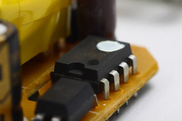 Close Scheuten Van Een Elektronisch Onderdeel Onderdeel Een Printplaat Pcb — Stockfoto