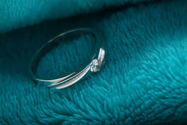 Nahaufnahme Eines Verlobungsrings Aus Weißgold Mit Diamanten Auf Isoliertem Grünem — Stockfoto