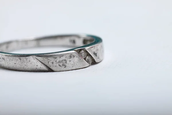 白色的金订婚戒指 镶嵌着钻石 背景白色孤立 — 图库照片
