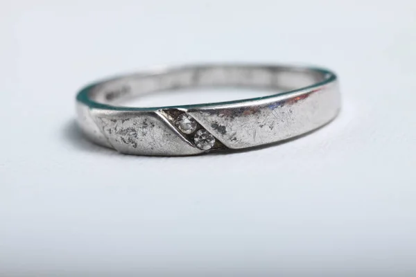 Witgouden Verlovingsring Met Diamanten Een Geïsoleerde Witte Achtergrond — Stockfoto