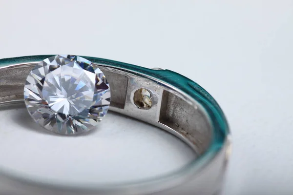 Fehér Arany Eljegyzési Gyűrű Gyémántokkal Egy Elszigetelt Fehér Háttér — Stock Fotó