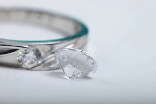 Zole Edilmiş Beyaz Bir Arkaplanda Elmaslı Beyaz Altın Nişan Yüzüğü — Stok fotoğraf