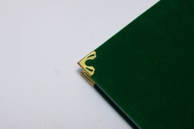 İzole edilmiş beyaz arkaplan üzerine yeşil kitap