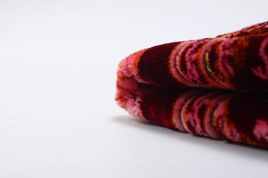 İzole edilmiş beyaz bir zeminde kırmızı dua halı.