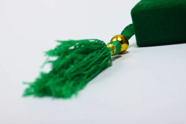 Pompon Qui Fait Fil Vert Perles Dorées Sur Fond Isolé — Photo
