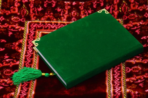 Green Quran Moslem Holy Book Arabic Letters Red Praying Rug — Stock Photo, Image