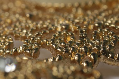 İnci ve elmaslı altın broş beyaz izole bir zemin üzerinde