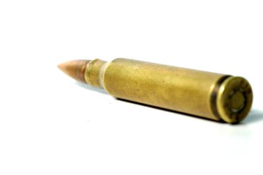 Beyaz izole edilmiş arka planda 5.56 kalibrelik makro mermi.