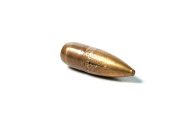 Beyaz izole edilmiş arka planda 5.56 kalibrelik makro mermi.