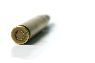 Beyaz izole edilmiş arka planda 5.56 kalibrelik makro mermi.