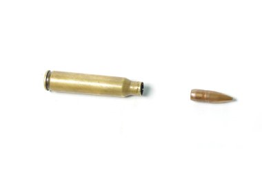 Beyaz izole edilmiş arka planda 5.56 kalibrelik makro mermi.