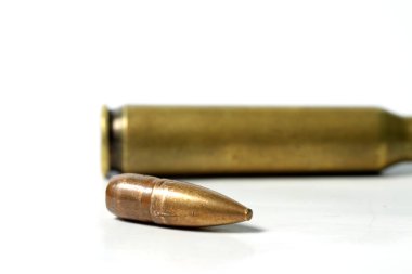 Beyaz izole edilmiş arka planda 5.56 kalibrelik makro mermi.