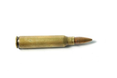Beyaz izole edilmiş arka planda 5.56 kalibrelik makro mermi.