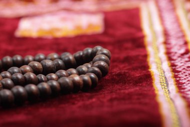Bir sajadah üzerinde dua eden boncukların yakın çekimi (Müslümanlar için dua eden halı))