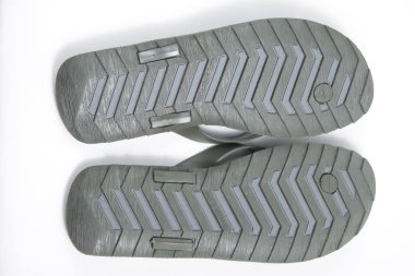 İzole edilmiş beyaz bir arka planda kahverengi bir çift sandalet.