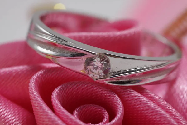 Sortija Compromiso Oro Blanco Con Diamante Sobre Tela Rosa Como — Foto de Stock