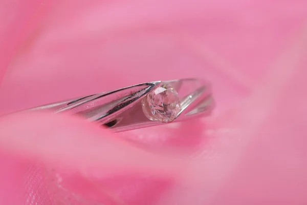 Anel Noivado Ouro Branco Com Diamante Pano Rosa Como Fundo — Fotografia de Stock