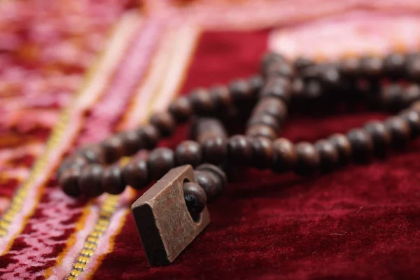 Közelkép Lövés Egy Imádkozó Gyöngyök Sajadah Szőnyeg Muszlim Imádkozott — Stock Fotó