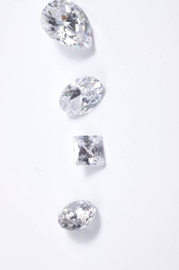 Farklı şekillere sahip bir karo grubunun makro çekimleri, kalp, yuvarlak, armut, yalaka, oval, prenses, soyutlanmış arka plan