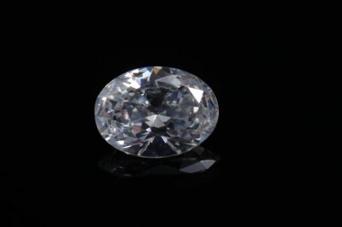 Parlak pırıl pırıl pırıl pırıl elmas, izole edilmiş arka planda yakın çekim