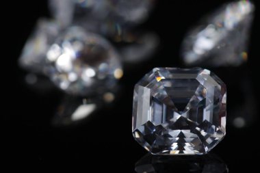 İzole edilmiş arkaplanı şekillendiren parlak elmas çekimlerini kapat.