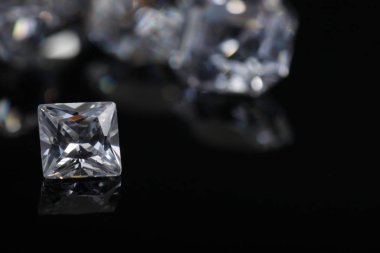 Farklı şekillere sahip bir karo grubunun makro çekimleri, kalp, yuvarlak, armut, yalaka, oval, prenses, soyutlanmış arka plan