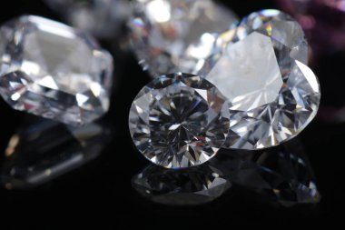 Farklı şekillere sahip bir karo grubunun makro çekimleri, kalp, yuvarlak, armut, yalaka, oval, prenses, soyutlanmış arka plan