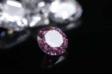 Pembe renkli, yuvarlak, parlak elmas şeklindeki makro filizler izole edilmiş.