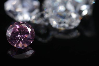 Pembe renkli, yuvarlak, parlak elmas şeklindeki makro filizler izole edilmiş.