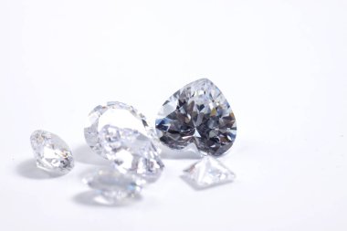 Farklı şekillere sahip bir karo grubunun makro çekimleri, kalp, yuvarlak, armut, yalaka, oval, prenses, soyutlanmış arka plan