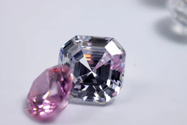 Makro Hajtások Rózsaszín Színű Kerek Alakú Fényes Gyémánt Elszigetelt — Stock Fotó