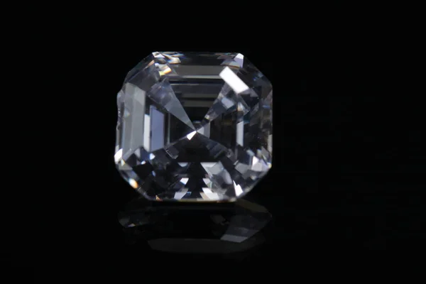 Close Sparare Diamante Magro Che Sfaccettato Asscher Forme Sfondo Isolato — Foto Stock