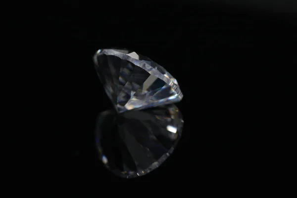 Close Atirar Diamante Brilhante Que Facetado Pêra Formas Isolado Fundo — Fotografia de Stock