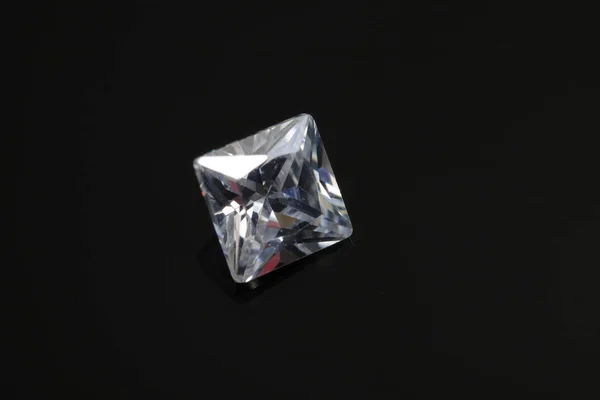 Briliantní Jiskřící Jasný Diamant Zblízka Střílet Izolovaném Pozadí — Stock fotografie