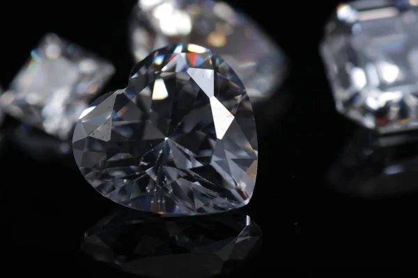 Makro Skott Hjärtformade Gnistrande Diamant Isolerad Bakgrund — Stockfoto