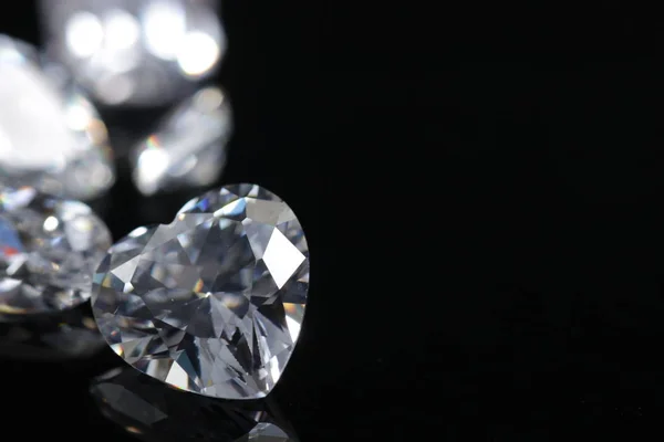 Macro Brote Corazón Forma Diamante Brillante Fondo Aislado — Foto de Stock