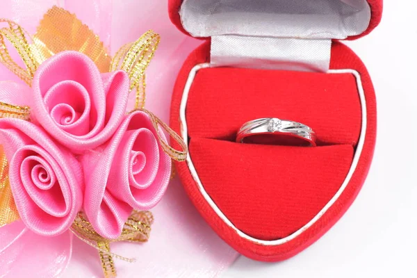 White Gold Engagement Ring Red Heart Shaped Jewelry Box — 스톡 사진
