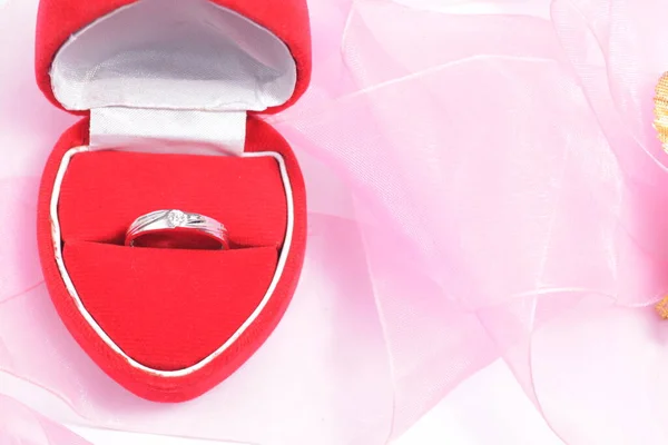 White Gold Engagement Ring Red Heart Shaped Jewelry Box — 스톡 사진