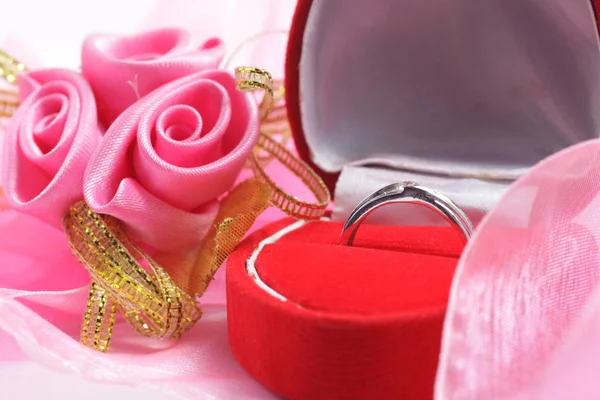 White Gold Engagement Ring Red Heart Shaped Jewelry Box — 스톡 사진