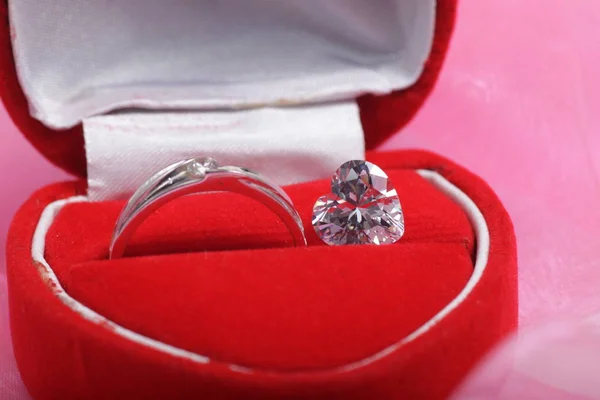 Macro Brotos Anel Casamento Ouro Diamantes Forma Coração — Fotografia de Stock