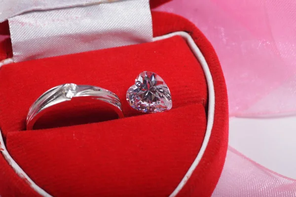 Macro Brotos Anel Casamento Ouro Diamantes Forma Coração — Fotografia de Stock
